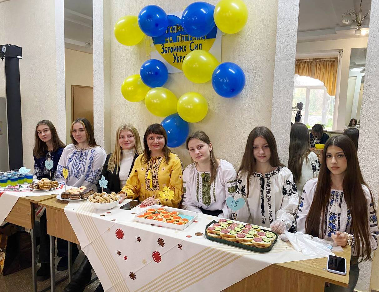 Студенти-волонтери разом з керівником Клубу соціальних ініціатив та волонтерства Олійник Г. М.